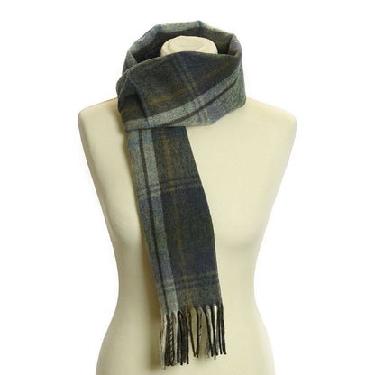 Ein Lammwoll-Landkaro-Schal von Tweedmill Textiles mit Fransenenden in grünem, blauem und grauem Tartan ist um den Hals eines cremefarbenen Mannequin-Torsos drapiert. Hergestellt aus 100% Lammwolle von Tweedmill Textiles.