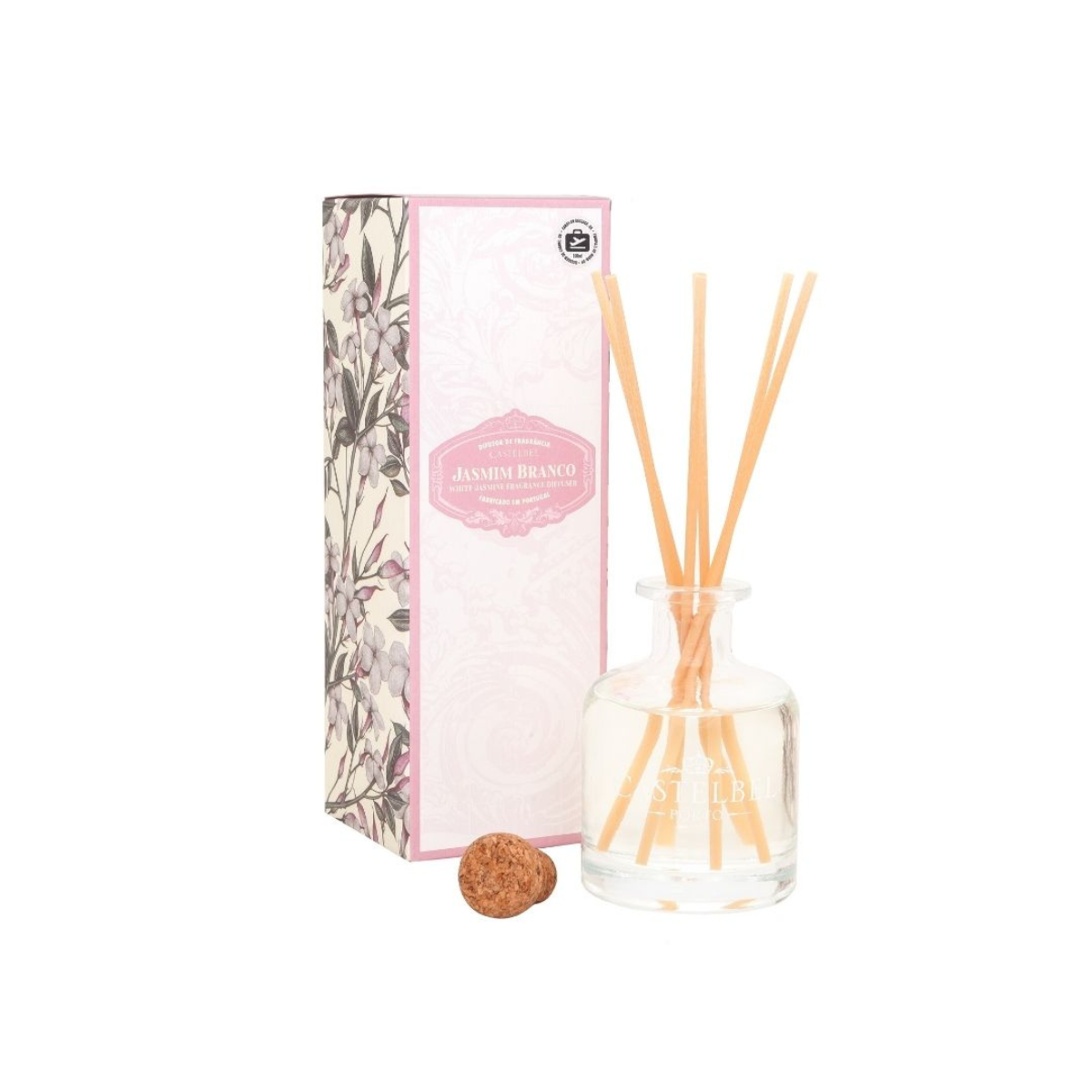 Ein glasklarer Castelbel Diffusor | Weißer Jasmin 100 ml mit Holzblättern und Kork steht neben einer Blumenschachtel mit der Aufschrift Jasmim Branco, die den Duft von weißem Jasmin verströmt, alles vor einem weißen Hintergrund.