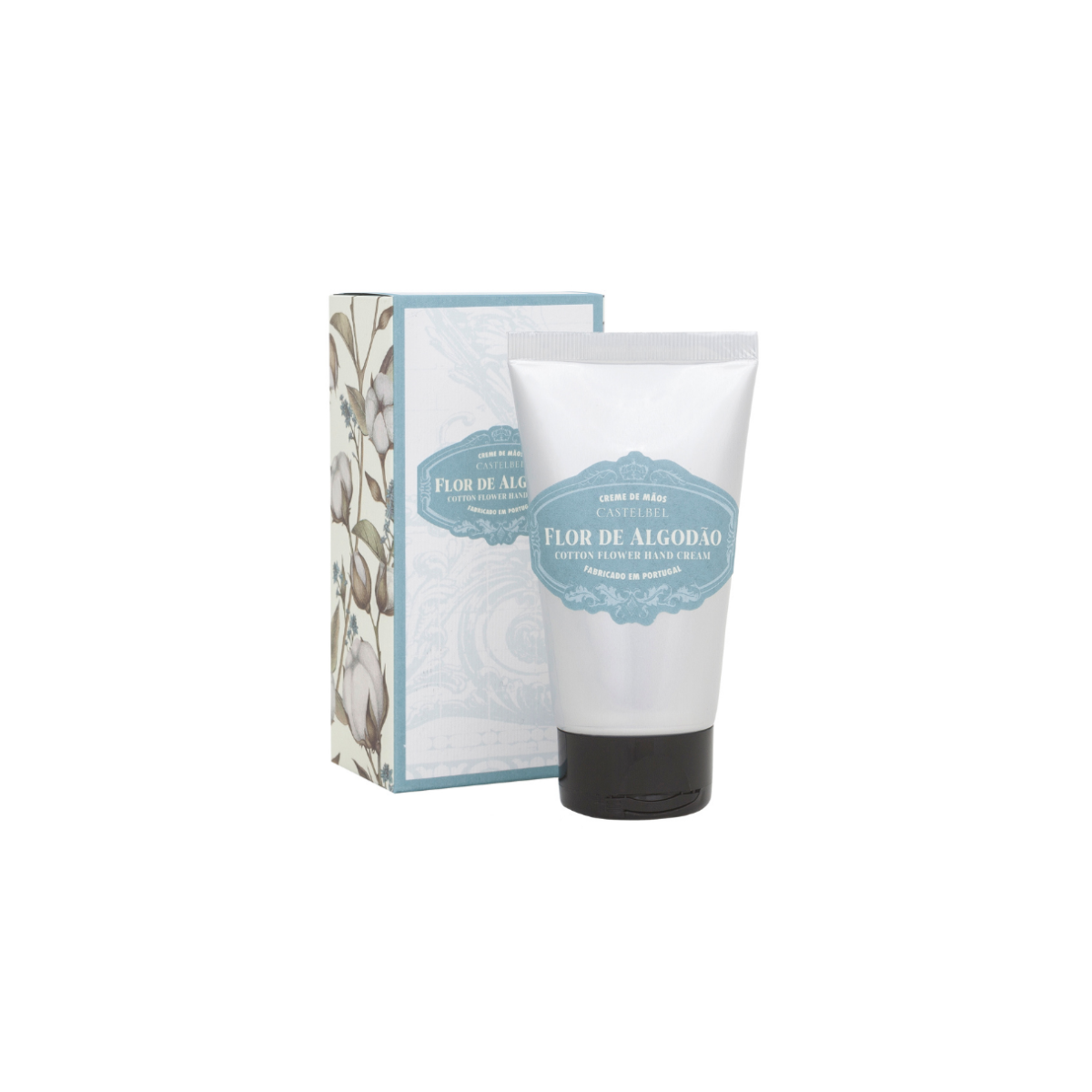 Eine 60-ml-Tube Castelbel's Handcreme | Cotton steht vor ihrer dekorativen Schachtel, die mit blauen und weißen Blumenmustern diese luxuriöse Handcreme präsentiert.