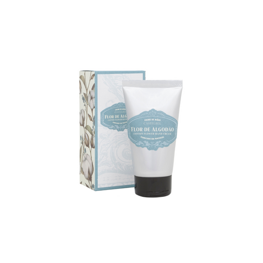 Eine 60-ml-Tube Castelbel's Handcreme | Cotton steht vor ihrer dekorativen Schachtel, die mit blauen und weißen Blumenmustern diese luxuriöse Handcreme präsentiert.