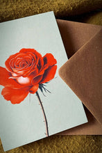Lade das Bild in den Galerie-Viewer, Die 30x40 - Rose Leporello Grußkarte von 30x40 zeigt ein realistisches Rosenmotiv, liegt auf einem braunen Umschlag auf Stoff und wird in Deutschland auf Recyclingpapier gedruckt.

