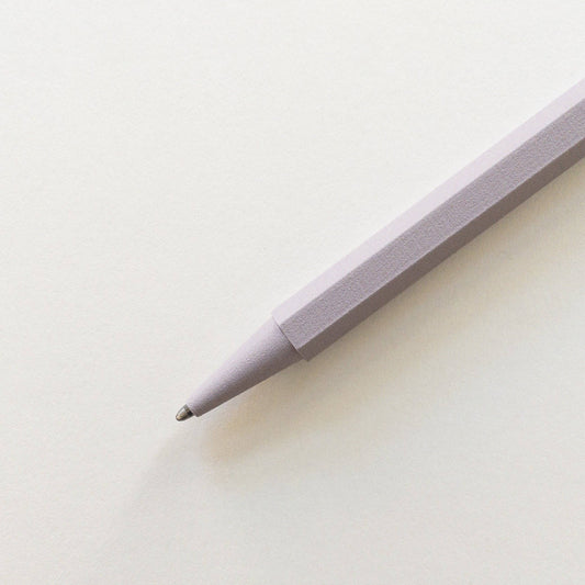 Eine Nahaufnahme des Prototo - Zero Waste Kugelschreibers in Lavendel, gebrandet von Prototo, liegt schräg auf einem leeren weißen Blatt - sein elegantes Design macht nachhaltiges Schreiben stilvoll.