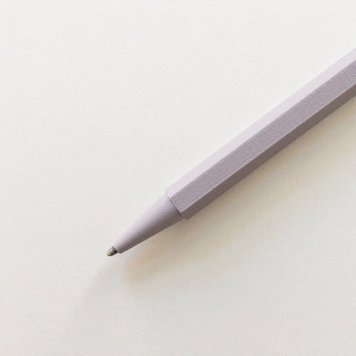 Eine Nahaufnahme des Prototo - Zero Waste Kugelschreibers in Lavendel, gebrandet von Prototo, liegt schräg auf einem leeren weißen Blatt - sein elegantes Design macht nachhaltiges Schreiben stilvoll.
