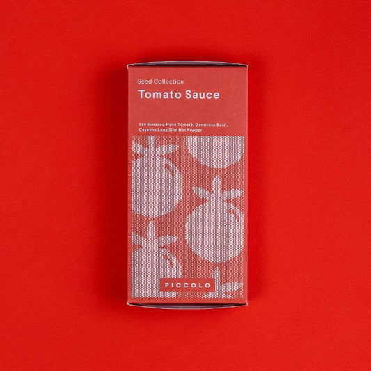 Auf rotem Hintergrund ist eine rechteckige rote Schachtel mit der Aufschrift „Piccolo Seeds – Tomatensoße“ abgebildet, darunter weiße Abbildungen von San-Marzano-Tomaten und der Markenname Piccolo Seeds.