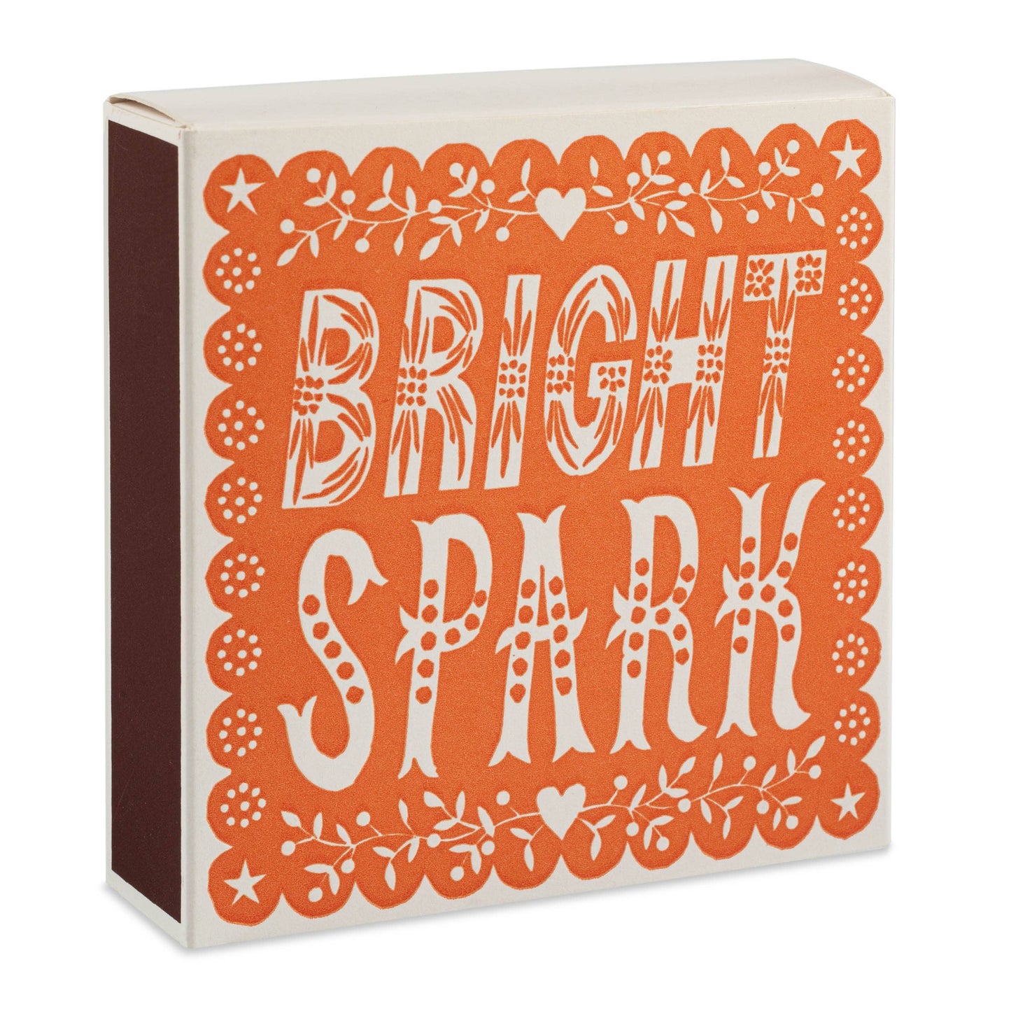 Die Archivist Gallery Bright Spark Quadratische Streichholzschachteln ist eine quadratische orange-weiße Streichholzschachtel mit dekorativen Mustern und dem Schriftzug BRIGHT SPARK" auf der Vorderseite.