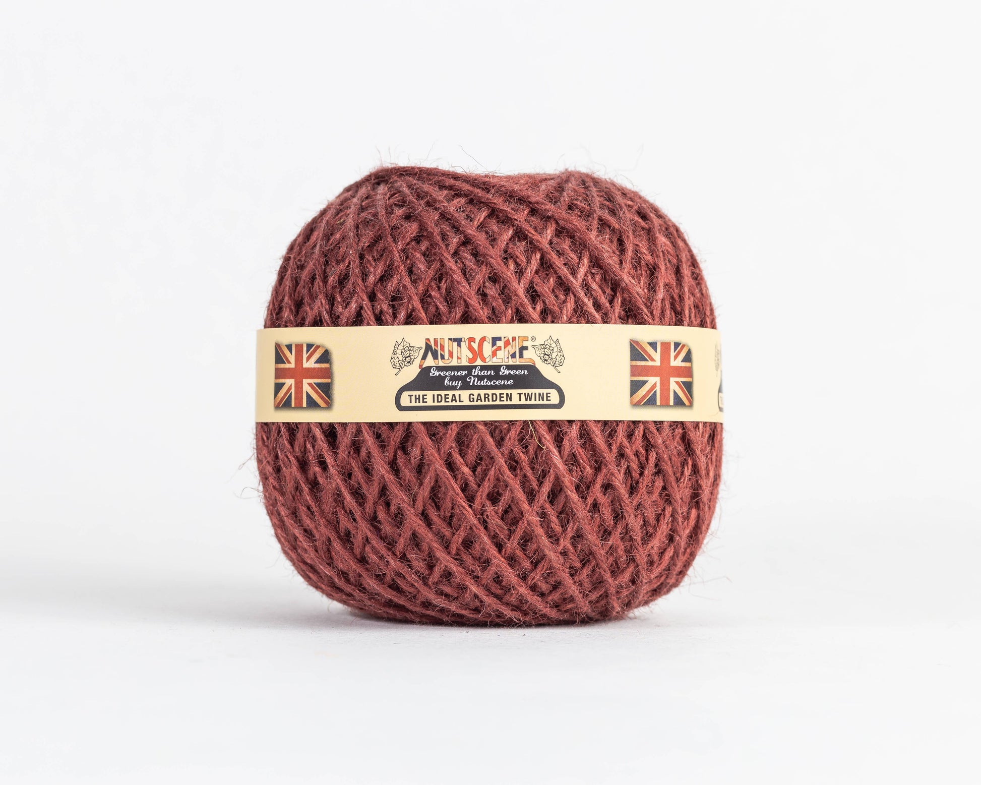 Ein rot-brauner Ball von Nutscene Twines Ltd - Farbenfrohe Jute-Schnurbälle aus der Heritage Twine-Reihe trägt ein beiges Etikett mit Union Jack Flaggen und "NUTSCENE THE IDEAL GARDEN TWINE"; biologisch abbaubar und vegan.