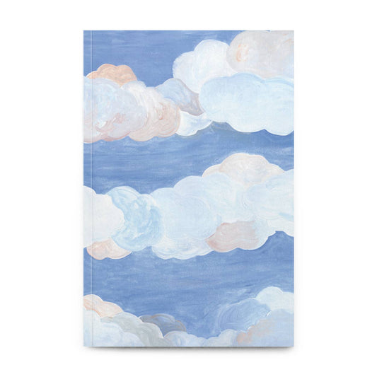 Das Petit Gramme - Notizbuch Medium Clouds von Petit Gramme besticht durch Fadenheftung, nachhaltige Herstellung und ein Cover mit pastellfarbenen Wolken auf blauem Himmel - für stilvolles, umweltbewusstes Schreiben.