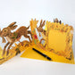 Die Hasen Collage Karte von Mark Hearld by Art Angels ist eine Pop-up Leporello-Grußkarte mit braunen Hasen-Illustrationen inmitten von gelbem Weizen und Blumen, einem leeren Mitteilungsfeld, einem Briefumschlag und einem vorangestellten Stift.