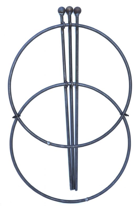 Der Hase und Hirsch Rüben-Staudenhalter mit zwei 30 cm hohen Ringen und 6 mm starken Stäben hat eine Höhe von 50 cm und bietet mit seinem eleganten Gestell einen stabilen und stilvollen Halt für Holzstämme oder Pflanzen.
