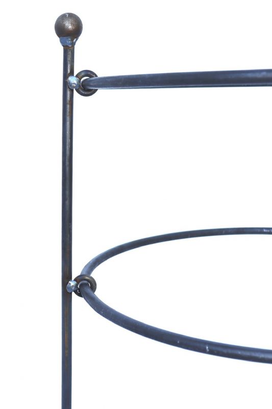 Die Nahaufnahme des Hase und Hirsch Rüben-Staudenhalters (Ø 30 cm, Höhe 50 cm, Doppelring, Vollmaterial 6 mm) zeigt sein stabiles Metallgestell und den Doppelring - ideal als praktischer Staudenhalter oder dekorative Rankhilfe für Ihren Garten.