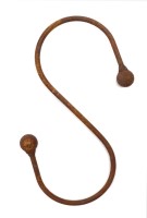 Der Baumhaken von Hirsch ist ein stabiler, massiver S-Bogen aus Edelrost mit Kugeln, ideal zum Aufhängen von Pflanzen, aus Vollmaterial gefertigt und auf weißem Hintergrund präsentiert.