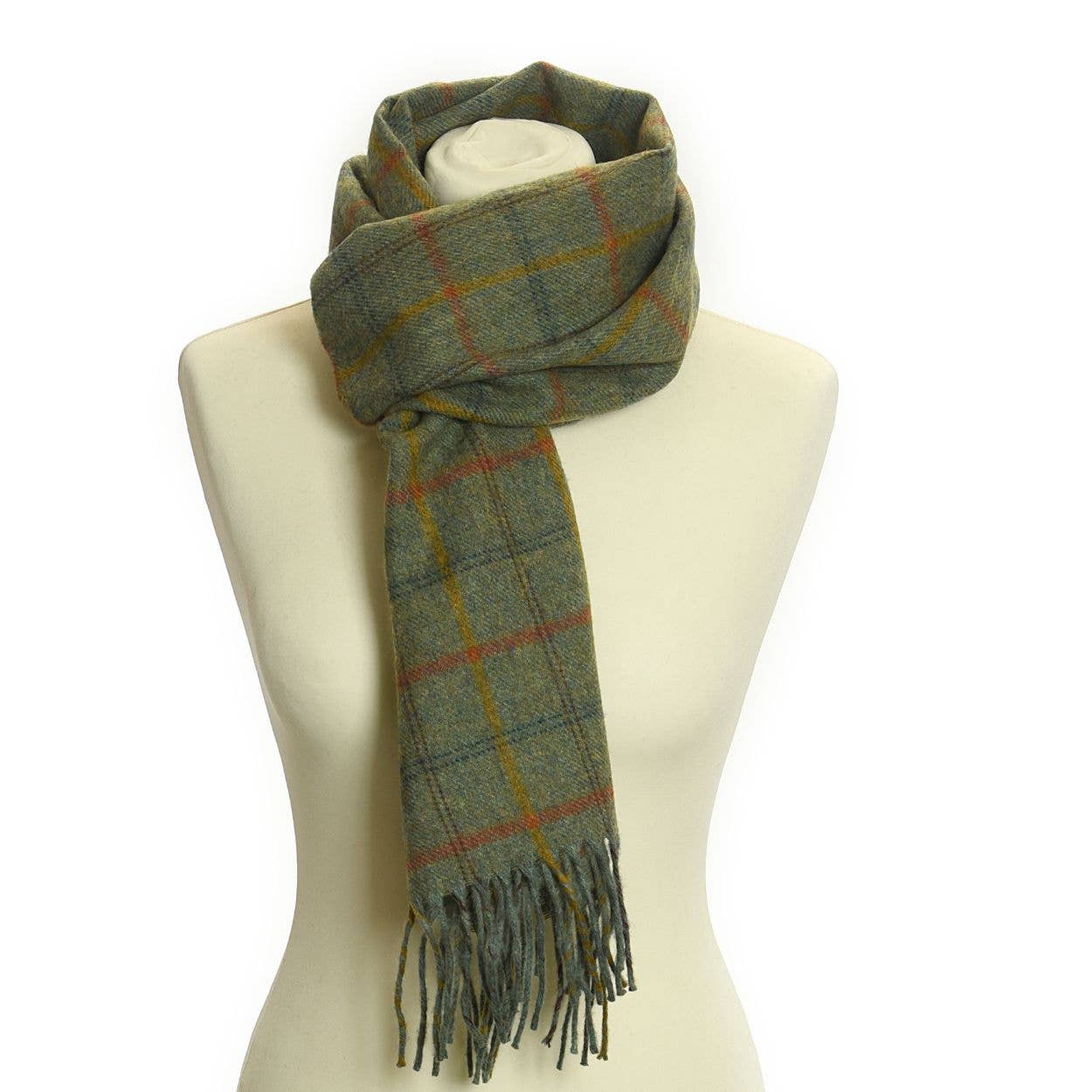 Der Lammwoll-Landkaro-Schal von Tweedmill Textiles aus 100 % Lammwolle hat ein grünes Karomuster mit gelben und roten Streifen und Fransen an den Enden. Er wird um den Hals einer weißen Schaufensterpuppe gewickelt.