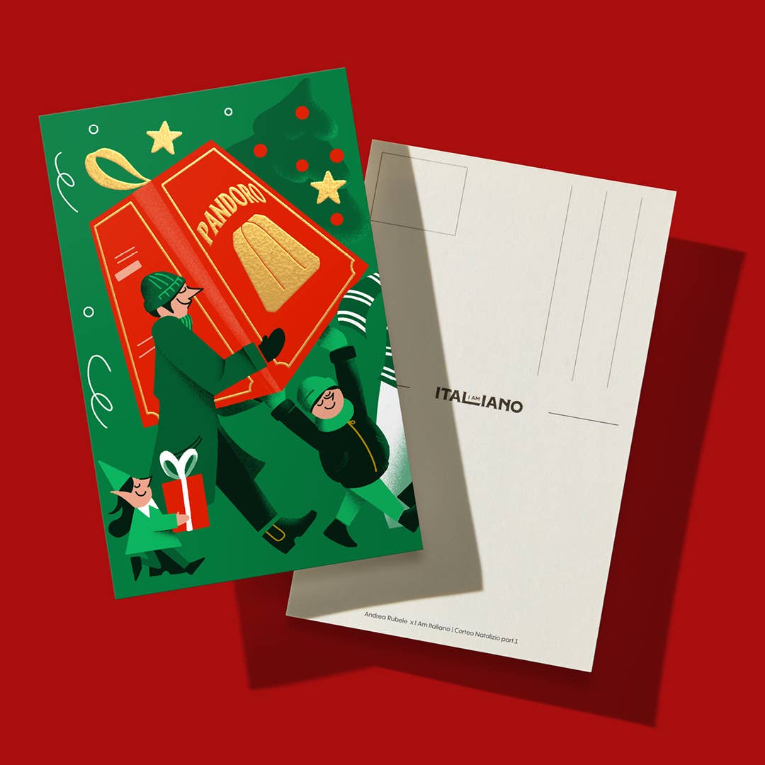 Eine festliche Postkarte zeigt Cartoon-Menschen mit einer riesigen roten I AM ITALIANO Bio-Dunkle-Schokolade-Pandoro mit Mandel-Schachtel und Geschenken an einem Baum auf Grün. Die ITALIANO-beschriftete Rückseite ist abgebildet - toll für Fans dieser I AM ITALIANO Festtagsleckerei.