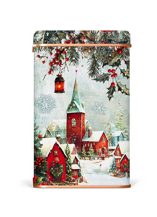 Eine festliche Winterszene mit roten Häusern, einem Kirchturm, schneebedeckten Dächern, Stechpalmenzweigen, Laternen und Schneeflocken schmückt das Lady Joseph - Sortiment von Keksen in einer Metallgeschenkbox für Weihnachten.