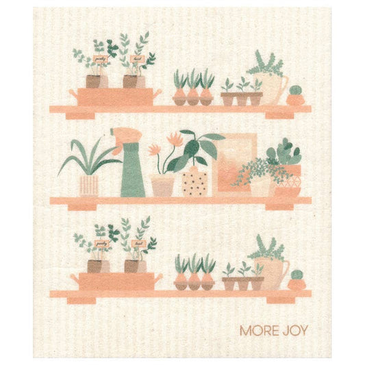 Auf dem More Joy - Zimmerpflanzen Schwammtuch von More Joy, mit dem Aufdruck "MORE JOY" in der rechten unteren Ecke, stehen auf drei Regalen getopfte Zimmerpflanzen, eine Gießkanne, Vasen und Tassen in zartem Grün und Pfirsich.