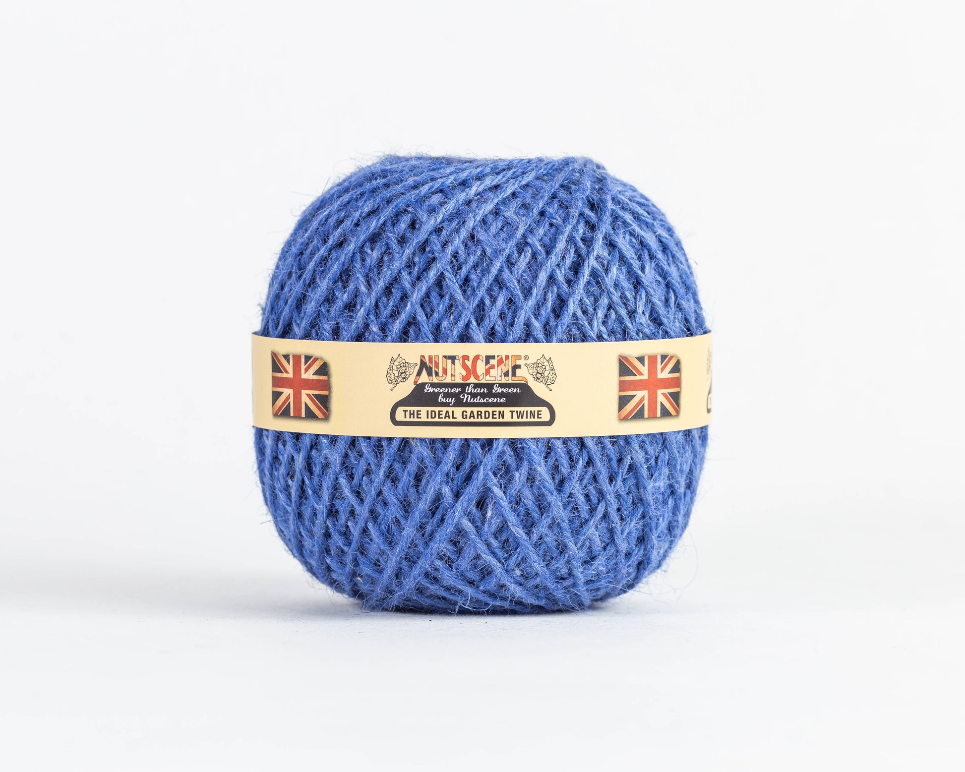 Eine Kugel aus blauer, biologisch abbaubarer Jute-Gartenschnur aus der Heritage Twine-Reihe von Nutscene Twines Ltd mit beigem Etikett und Union Jack, präsentiert vor weißem Hintergrund.