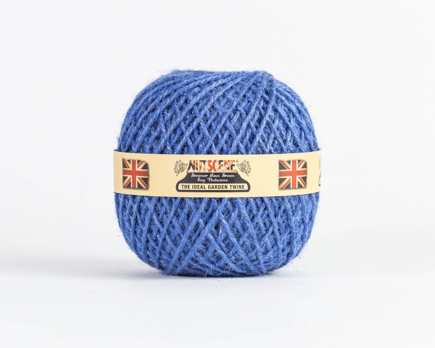 A Farbenfrohe Jute-Schnurkugel aus der Heritage Twine-Reihe von Nutscene Twines Ltd in Blau, biologisch abbaubar, mit beigem Nutscene-Etikett und britischer Flagge vor weißem Hintergrund.