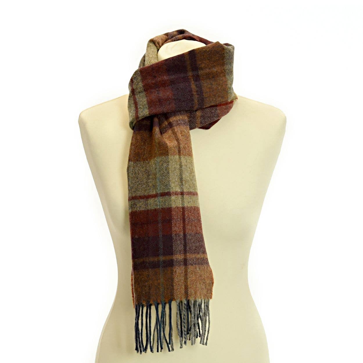 Eine Schaufensterpuppe präsentiert den Tweedmill Textiles Lammwoll-Landkaro-Schal, einen Schal aus 100 % Lammwolle mit einem erdigen Karomuster, kurzen Fransenenden und locker um den Hals drapiert.