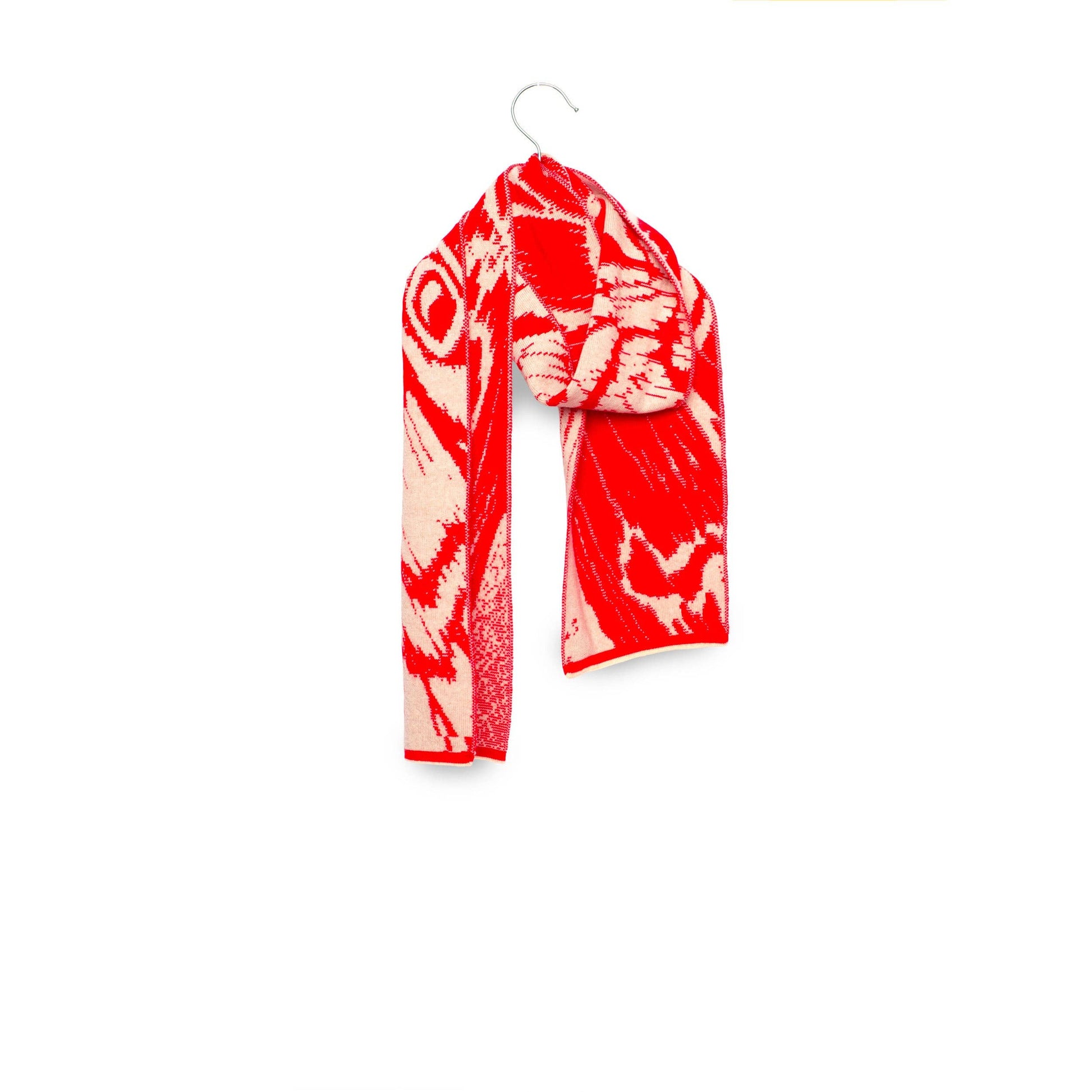 Der Schal aus Merinowolle - Aurata Mohn Mini von Wolvis mit rot-weißem Mottenflügelmuster ist auf einem Metallbügel vor einem schlichten weißen Hintergrund drapiert.