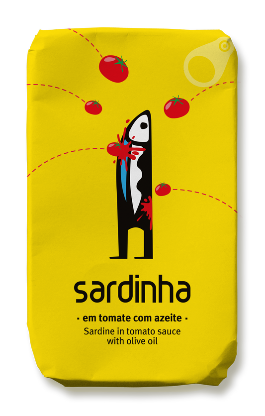 Auf einer gelben Sardinha-Dose sind schwarze Sardinen, rote Tomatensauce und fliegende Tomaten abgebildet. Text: Sardinha - Sardinen in Tomate - reich an Proteinen und Omega 3. Marke: Sardinha.