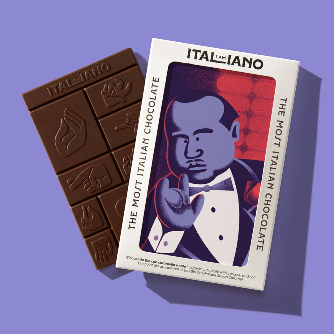 I AM ITALIANO - Padrino: Bio-Schokolade mit Karamell und Salz, mit einem Mann im Smoking, der eine italienische Handbewegung macht, auf einer lila Verpackung mit der Aufschrift "ITALIANO: The Most Italian Chocolate".