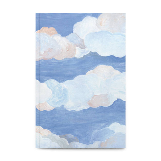 Das "Petit Gramme - Großes Notizbuch Wolken" von Petit Gramme besticht durch ein Cover mit zarten, pastellfarbenen Wolken auf blauem Himmel und sorgt so für eine verträumte, ruhige Optik.
