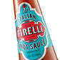 Nahaufnahme eines Firelli - Casa Firelli italienische scharfe Soße 148 ml Glasflaschenetikett mit kräftigem Blaugrün und Rot, mit dem Text „Firelli Hot Sauce“ und der Hervorhebung von roter Chilisauce aus kalabrischen Chilischoten.