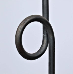 Nahaufnahme des Hase und Hirsch Bischofstabs mit Knoten mit Holz im SET (5-tlg., Holzstangen 150 cm, Knotenstab 170 cm), eines schwarzen Metall-Pflanzenständers mit kreisförmiger Schlaufe, dargestellt vor einem schlichten weißen Hintergrund.