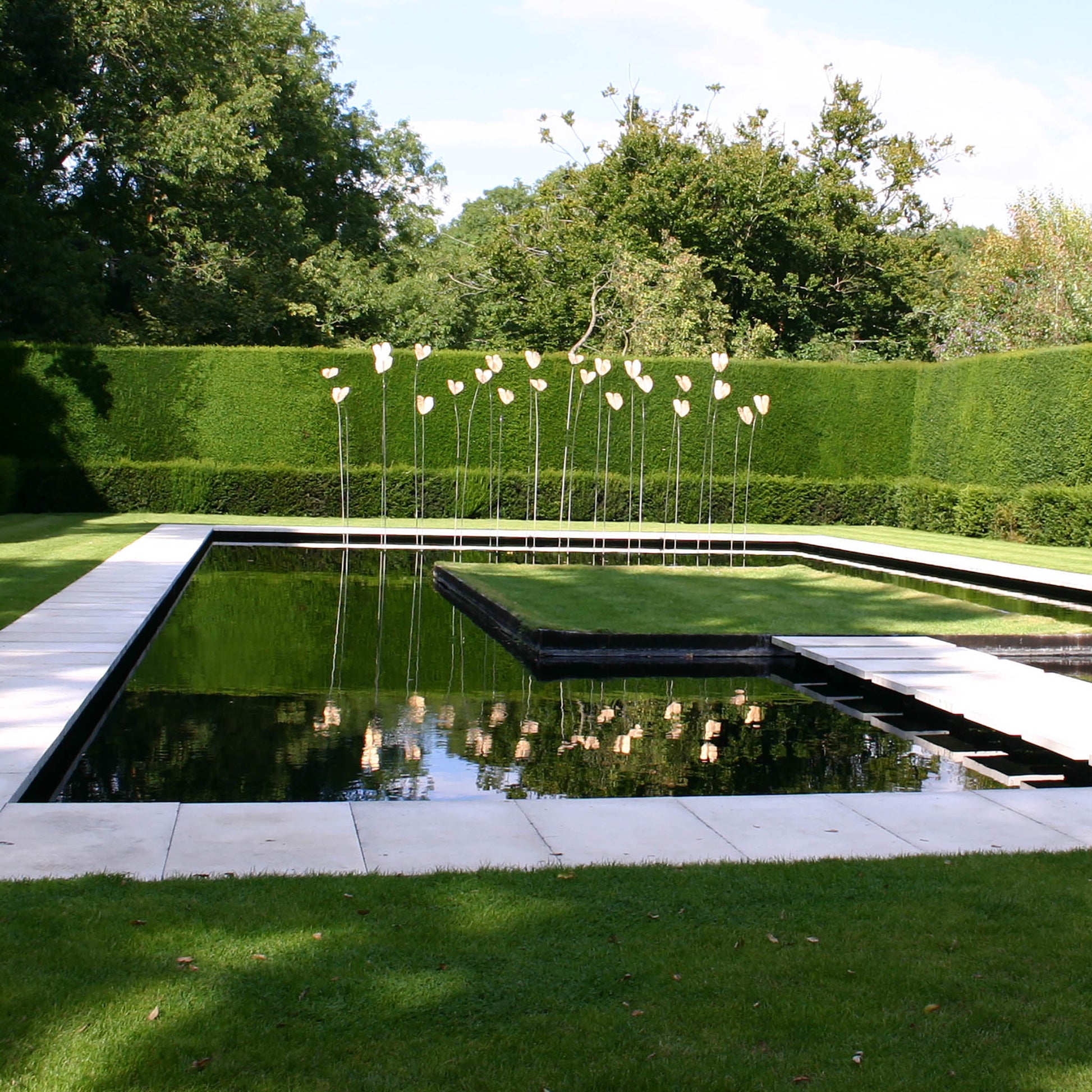 Erleben Sie die Eleganz der Gärten der Cotswolds beim "AFTERNOON TEA VORTRAG - Gärten der Cotswolds" mit Gabriella Pape von der Königlichen Gartenakademie am Di. 16.09.2025, 14:30-16:00.