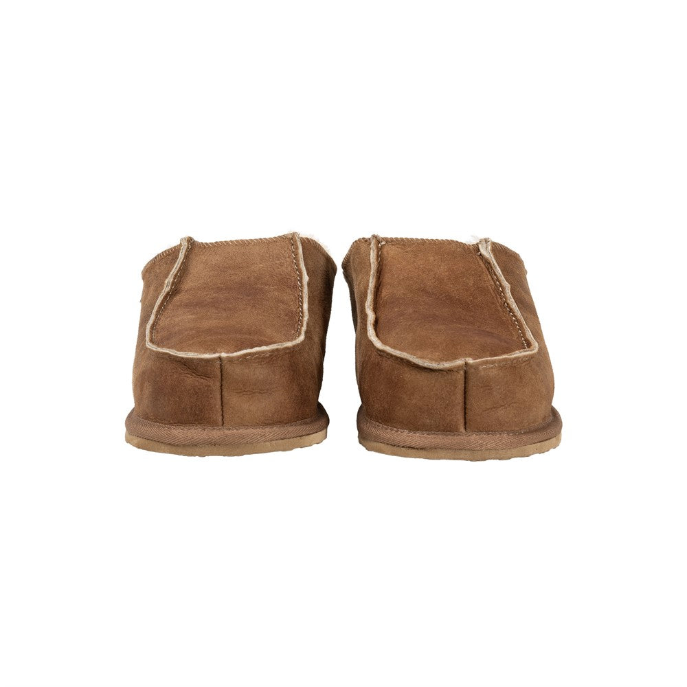 Der Shepherd of Sweden Richard Slipper aus Schaffell in Cognac (Größe 43) ist mit sichtbaren Nähten versehen und zeigt sich von vorne auf weißem Grund - diese Hausschuhe versprechen kuscheligen Komfort.