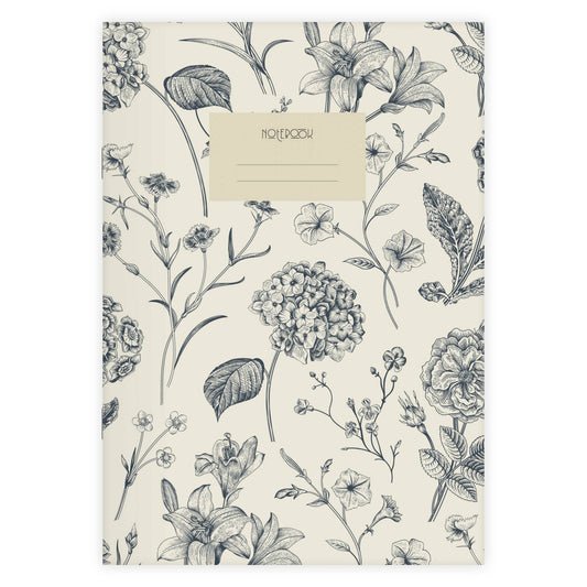 Das etmamu - Notizheft Flowers A5 von etmamu besticht durch einen cremefarbenen Einband mit schwarzen botanischen Blumen- und Blattillustrationen, einem beigen Etikett mit der Aufschrift „Notebook“ und zwei Schreibzeilen. Handgefertigt in Deutschland.