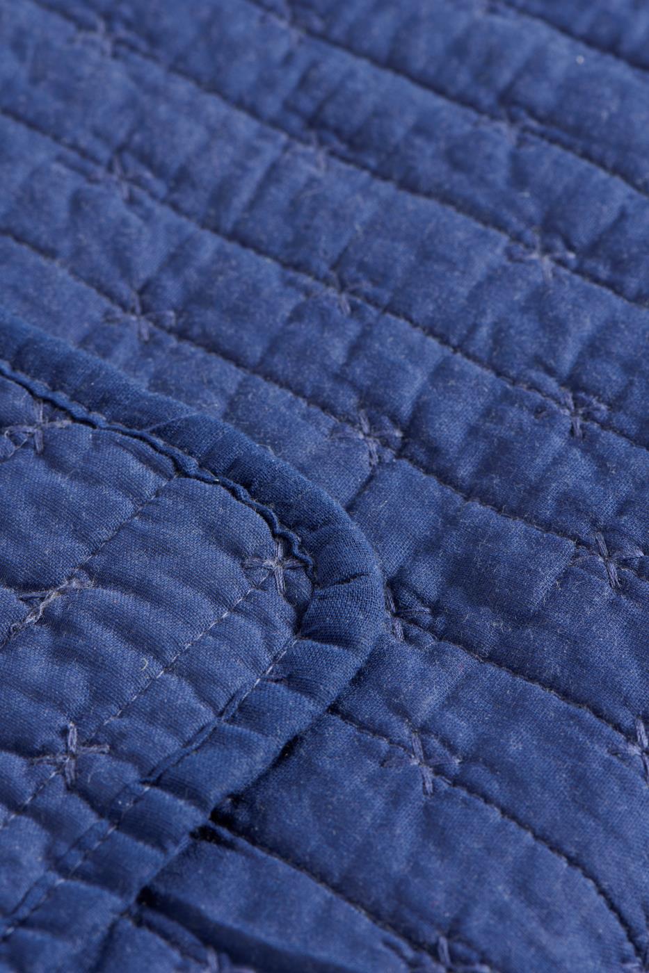 Eine Nahaufnahme der IB Laursen Quilt Decke Indigo blau mit Kreuzstich hebt das detaillierte Muster und die weiche, gemütliche Textur hervor.