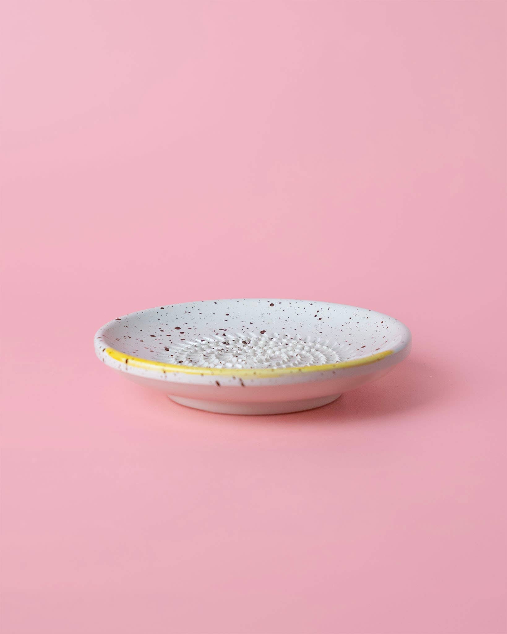 Der Alfar Tierra Cocida | Kleiner Keramikreibe Teller ZIMT ist handgefertigt, mit weiß gesprenkelter Glasur, gelbem Rand und gerilltem Zentrum - perfekt als einzigartiges Weihnachtsgeschenk!.