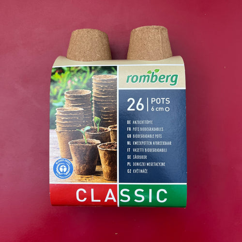 Eine Packung mit 26 Romberg - Anzuchttöpfen von Romerg (6 cm, biologisch abbaubar) für Aussaat und Stecklingen ist auf rotem Grund abgebildet. Das Etikett enthält Bilder und Produktinformationen in mehreren Sprachen.
