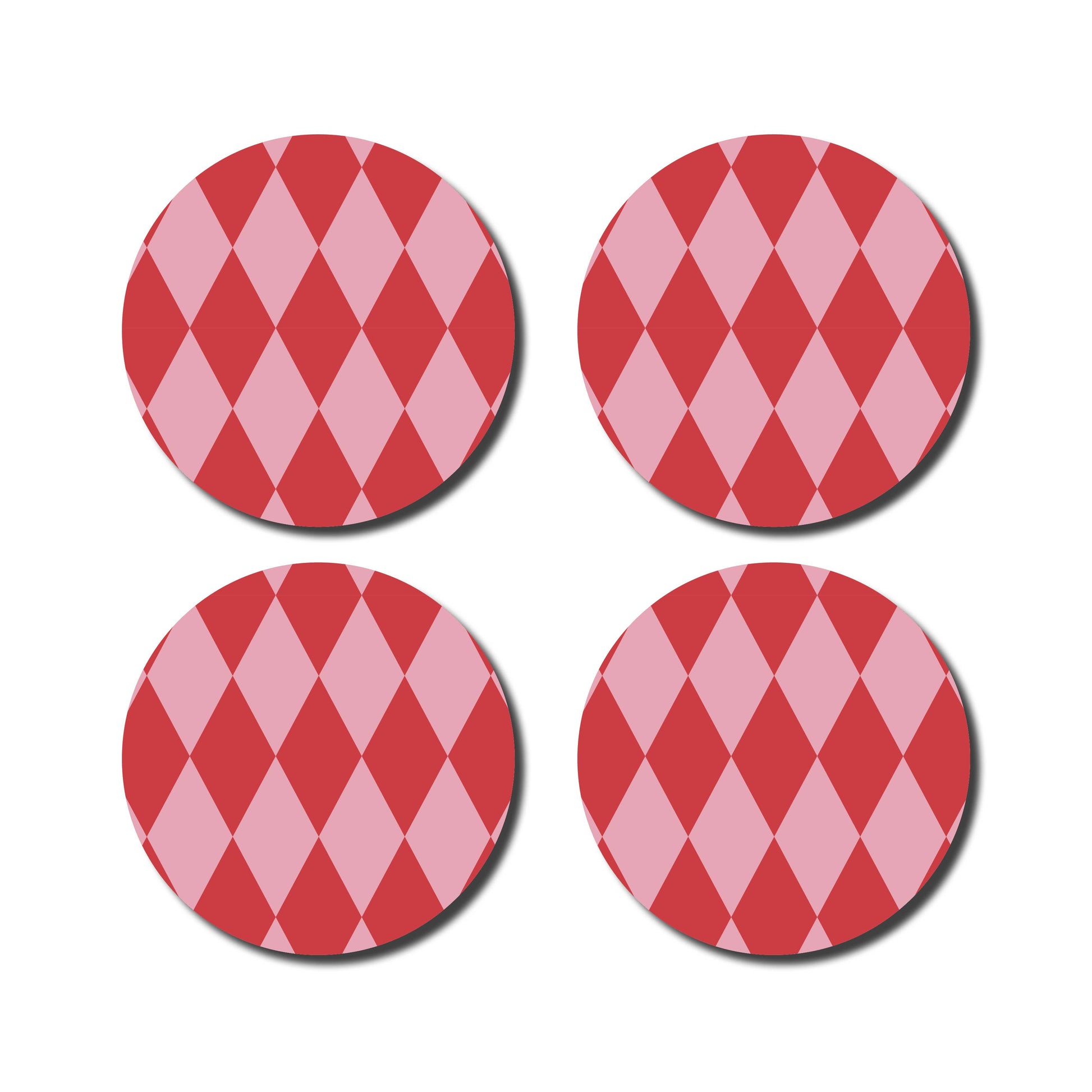 Vier runde Untersetzer „De Lange Tafel – Diamant · Pink/Rot“ von De Lange Tafel mit einem rot-pinken Harlekin-Muster in einem 2x2-Raster auf weißem Untergrund. Ein nachhaltiger, verspielter Akzent für jedes moderne Zuhause.