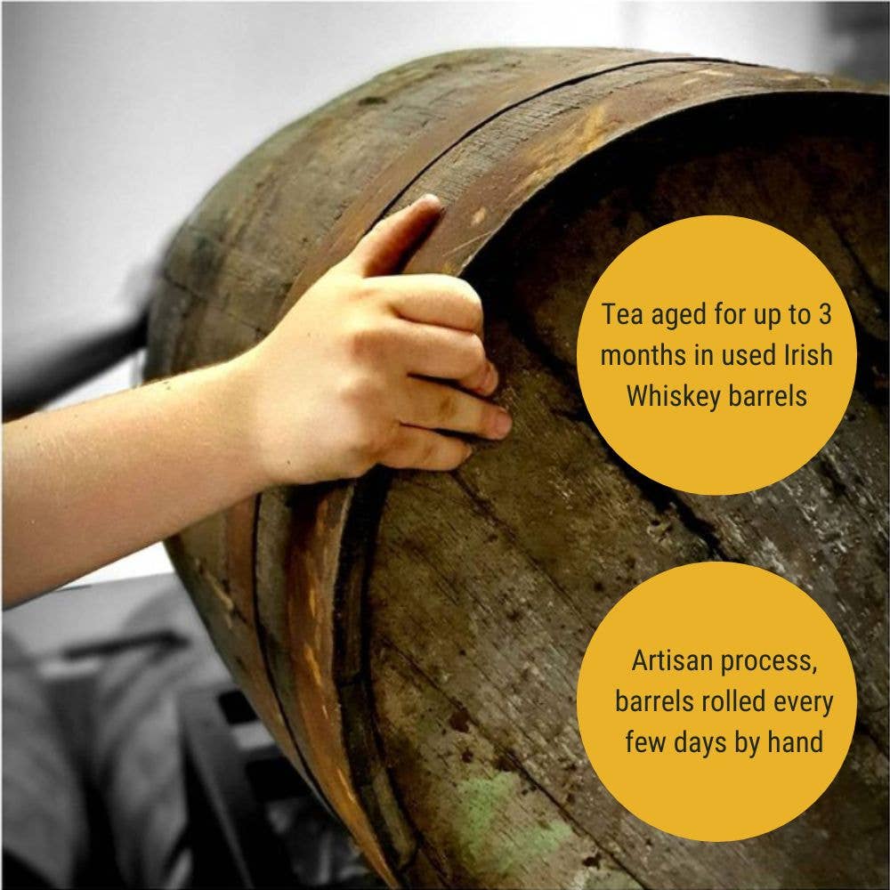 Eine Hand rollt ein großes Holzfass. Textblasen: "Brady's Coffee Company - Bradys im Fass gereifter Tee - bis zu 3 Monate in gebrauchten irischen Whiskeyfässern gereift", und "Handwerkliches Verfahren: Fässer werden alle paar Tage von Hand gerollt.