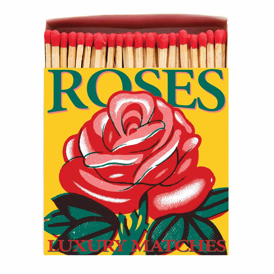 Die Archivist Gallery - Red Rose | Square Sicherheitsstreichhölzer von Archivist Gallery bieten rote Streichhölzer in einer Schachtel mit einer handgemalten Rose auf gelbem Grund und dem Schriftzug "ROSES" und "LUXURY MATCHES" im Vintage-Stil für klassischen Charme.