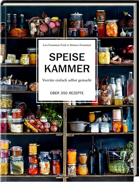 Das Buch "Speisekammer" aus dem Hölker Verlag zeigt auf dem Cover eine Speisekammer mit Einmachgläsern, Flaschen, Körben und Schüsseln und Rezepte zum Selbermachen von Vorräten.