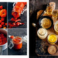 Eine Collage für die Speisekammer des Hölker Verlags zeigt links frische Tomaten, Tomatensoße und -mark, rechts Senf-, Gewürz- und Essiggläser - perfekt für alle, die gerne zu Hause kochen oder neue Rezepte suchen.