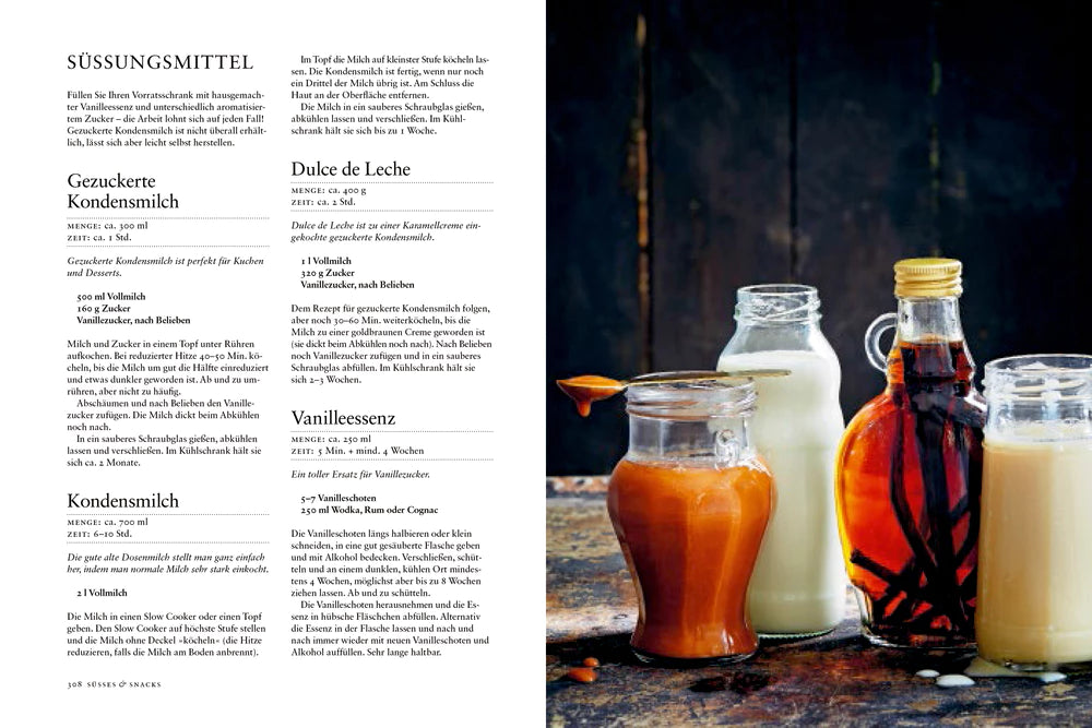 Drei Glasflaschen mit gesüßter Milch - Dulce de leche, goldener Sirup und Kondensmilch - aus der Speisekammer des Hölker Verlags sind auf einem rustikalen Brett mit einem Löffel arrangiert, ideal für die Zubereitung und den Genuss von selbstgemachten Rezepten.
