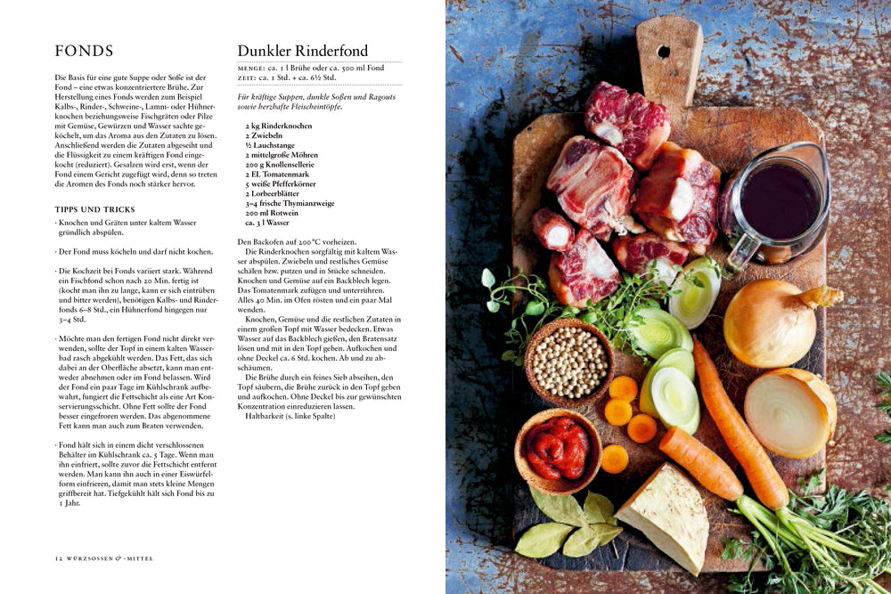Blick von oben auf rohe Rinderknochen, Gemüse, Gewürze und Rotwein auf einem rustikalen Tisch neben dem deutschen Rezeptbuch Speisekammer des Hölker Verlags - ideal für selbstgemachte Gerichte.