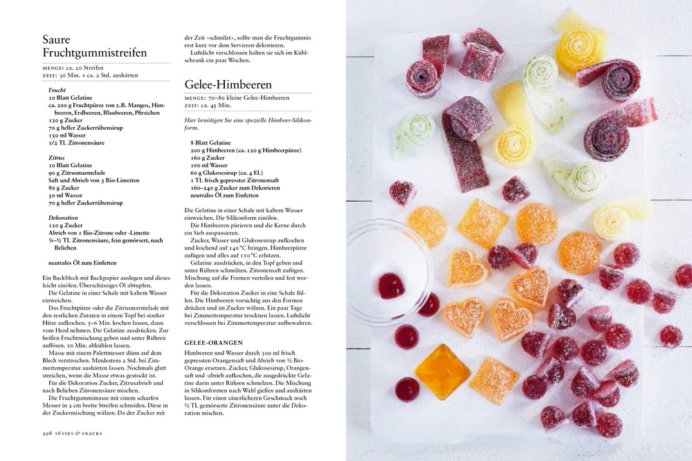 Bunte Fruchtgummis und Dragees liegen neben einem deutschen Rezept aus der "Speisekammer" des Hölker Verlags - ideal für neue Rezepte zum Lebensmittel selber machen in deiner Speisekammer.