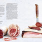 Eine Auswahl italienischer Wurstwaren, darunter gerollter Pancetta und Speck, wird kunstvoll mit einem Messer auf einer weißen Fläche arrangiert - eine perfekte Inspiration aus der Speisekammer des Hölker Verlags. Auf der linken Seite sind deutsche Notizen über Bauchspeck zu sehen.
