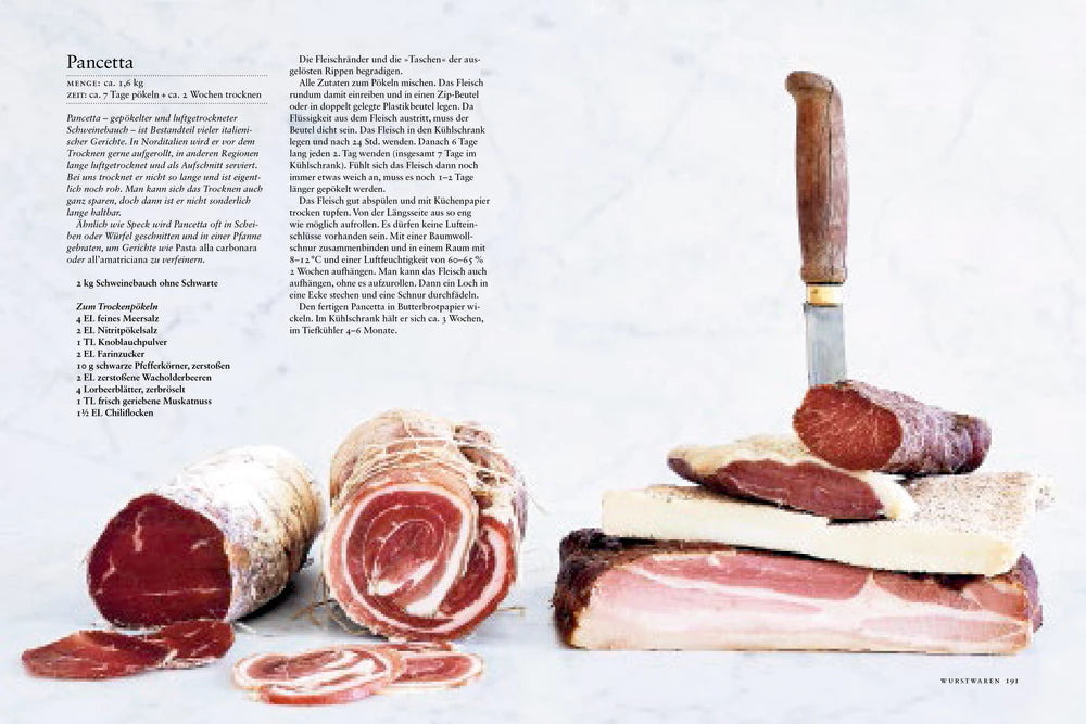 Eine Auswahl italienischer Wurstwaren, darunter gerollter Pancetta und Speck, wird kunstvoll mit einem Messer auf einer weißen Fläche arrangiert - eine perfekte Inspiration aus der Speisekammer des Hölker Verlags. Auf der linken Seite sind deutsche Notizen über Bauchspeck zu sehen.
