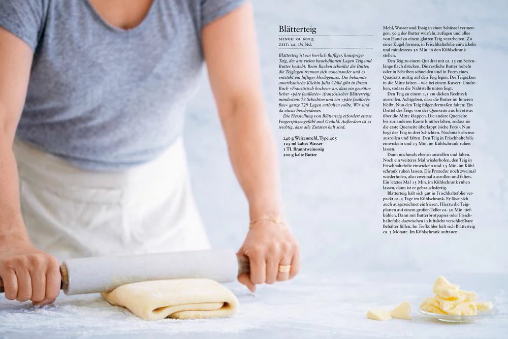 Eine Person in einer weißen Schürze rollt auf einer bemehlten Fläche mit einem Nudelholz Teig aus. In der Nähe steht Butter. Auf der rechten Seite wird die Speisekammer des Hölker Verlags mit Rezepten für Blätterteig und Tipps für die Zubereitung von Lebensmitteln aus eigener Herstellung vorgestellt.