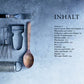 Eine flache Anordnung von alten Küchenutensilien auf einer strukturierten blauen Oberfläche neben einem deutschen Inhaltsverzeichnis mit der Überschrift "INHALT", das Rezepte und Themen wie die Organisation der Speisekammer des Hölker Verlags, die Zubereitung von Speisen und Seitenzahlen auflistet.