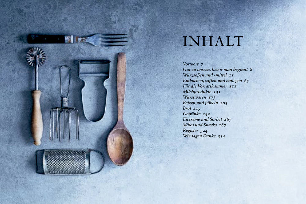 Eine flache Anordnung von alten Küchenutensilien auf einer strukturierten blauen Oberfläche neben einem deutschen Inhaltsverzeichnis mit der Überschrift "INHALT", das Rezepte und Themen wie die Organisation der Speisekammer des Hölker Verlags, die Zubereitung von Speisen und Seitenzahlen auflistet.