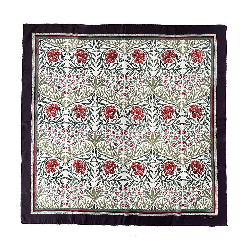 Der Koustrupco Seidenschal Morris Oxford Rot (50 x 50 cm) ist ein quadratischer Seidenschal mit roten und rosafarbenen Blumen, grünen Blättern und Ranken auf cremefarbenem Grund, eingefasst in Oxford Rot - ein zeitloses Accessoire für jedes Outfit.