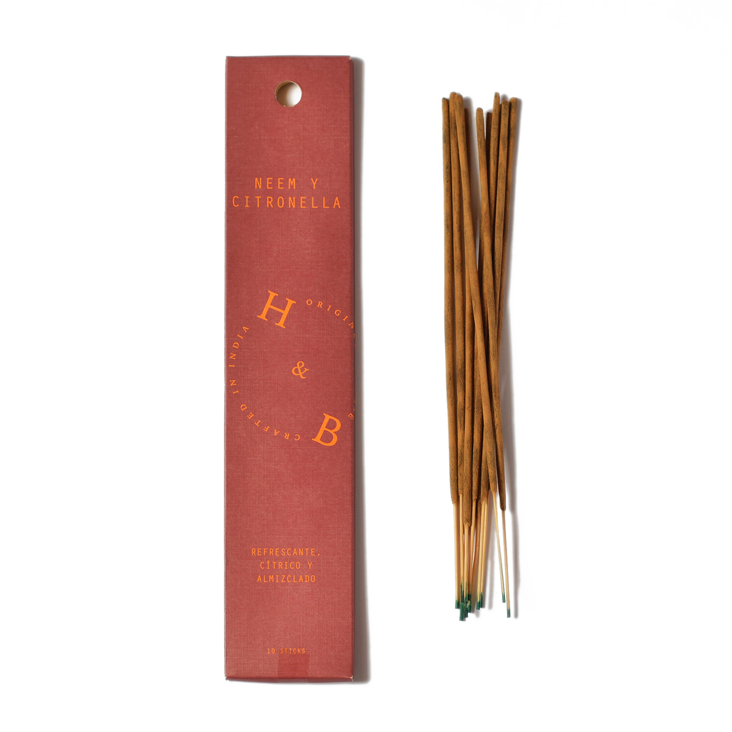 Eine rosafarbene rechteckige Schachtel mit der Aufschrift "H&B Incense - Neem- und Citronella-Weihrauch (gegen Mücken)" von H&B Incense mit daneben angeordneten braunen Räucherstäbchen, die für ihre mückenabweisende Wirkung bekannt sind, auf weißem Hintergrund.
