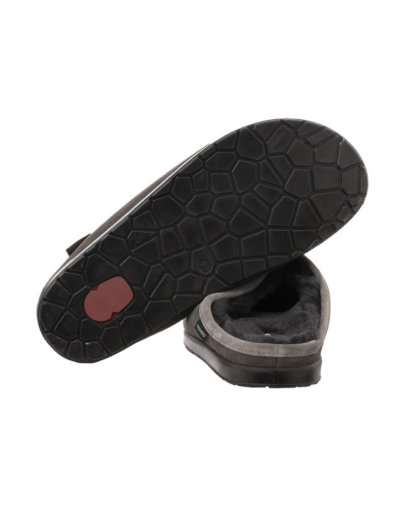 Ein Paar Ludvig Slipper aus Schaffell | Asphalt 42 von Shepherd of Sweden - der eine zeigt die strukturierte Sohle, der andere sein Plüschfutter. Perfekt als warme Hausschuhe.